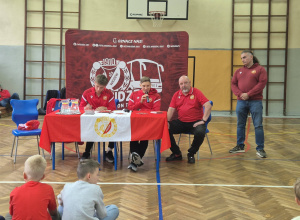 Wyjątkowi goście w naszej szkole! Odwiedzili nas piłkarze Widzewa Łódź!