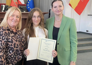 Pamiątkowe zdjęcie uczennicy z Panią Dyrektor.