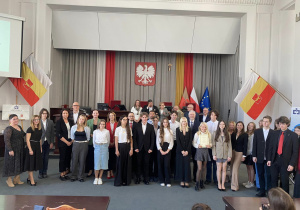 Pamiątkowe zdjęcie laureatów.