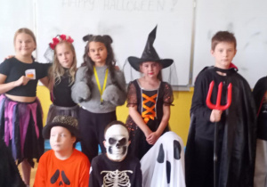 Pamiątkowe zdjęcia uczniów w strojach halloweenowych.