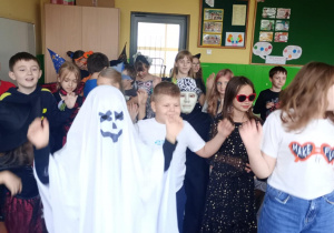 Pamiątkowe zdjęcia uczniów w strojach halloweenowych.