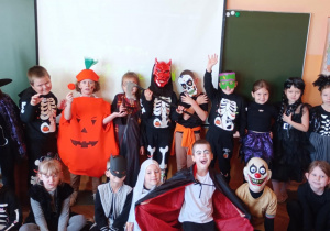 Pamiątkowe zdjęcia uczniów w strojach halloweenowych.