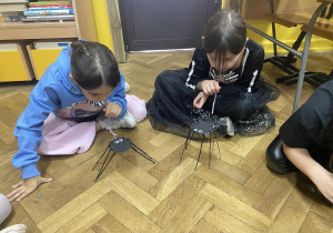 Uczniowie wykonują ćwiczenia oddechowe.