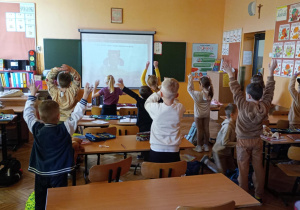 Uczniowie bawią się do piosenki.