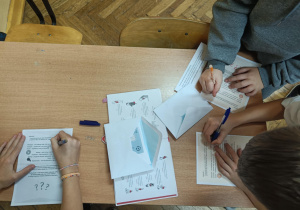 Uczniowie rozwiązują zadania związane z lekturą.