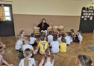 Uczniowie słuchają pogadanki na temat pracy instruktora fitness.