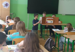 Uczniowie czytają opowiadanie.