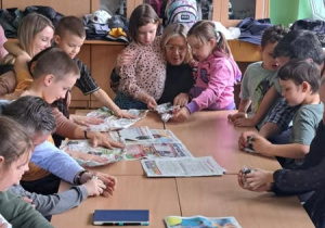 Uczniowie wraz z rodzicami biorą udział w warsztatach.