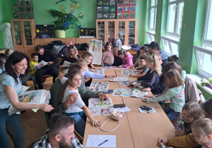 Uczniowie wraz z rodzicami biorą udział w warsztatach.