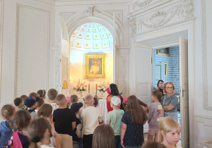 Uczniowie zwiedzają pałac.
