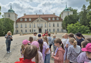 Uczniowie zwiedzają ogród w NIeborowie.