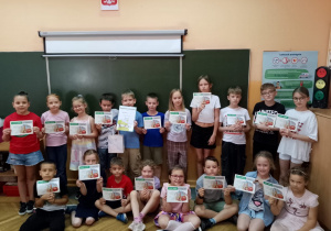 Pamiątkowe zdjęcie uczniów biorących udział w olimpiadzie.