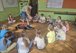 Dzieci zapoznają się z budową aparatu fotograficznego.