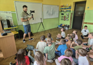 Uczniowie poznają zasady wykonywania zdjęć.