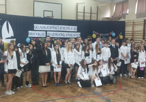 Pamiątkowe zdjęcie uczniów z klas ósmych.