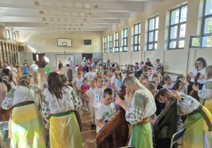 Uczniowie poznają nowy instrument - bandurę.