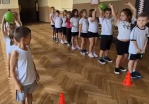 Na zdjęciu młodsze klasy celebrują Europejski Dzień Sportu.