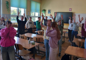 Na zdjęciu klasy piąte celebrują Europejski Dzień Sportu.