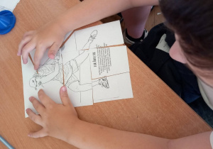 Na zdjęciu klasy piąte celebrują Europejski Dzień Sportu.