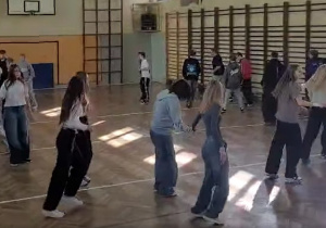 Na zdjęciu klasy ósme belgijką świętują Europejski Dzień Sportu.