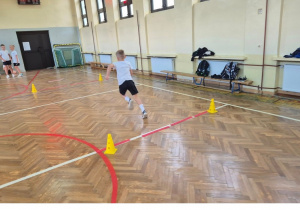 Na zdjęciu uczniowie klas drugich biorący udział w XVIIII edycji programu „Policyjna Akademia Bezpieczeństwa”.