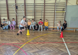 Na zdjęciu uczniowie klas drugich biorący udział w XVIIII edycji programu „Policyjna Akademia Bezpieczeństwa”.