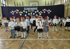 Uczniowie grają na instrumantach.