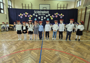 Uczniowie recytują wiersze.