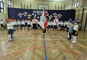 Pierwszaki ślubują na sztandar szkoły.