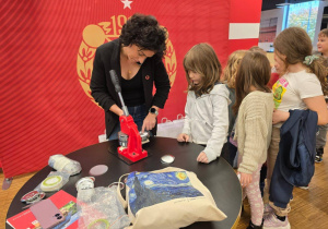 Uczniowie biorą udział w warsztatach.