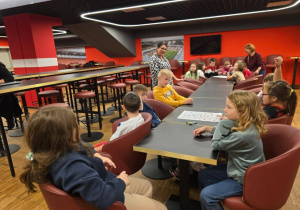 Uczniowie biorą udział w warsztatach.