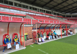 Uczniowie zwiedzają stadion Widzewa.