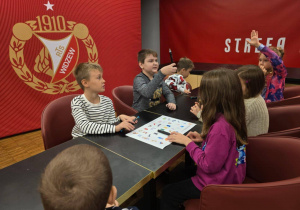 Uczniowie biorą udział w warsztatach.