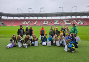 Pamiątkowe zdjęcie uczniów na murawie boiska.