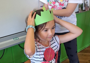 Dzieci uczestniczą w zajęciach.