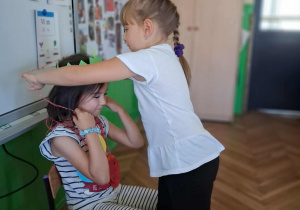 Dzieci uczestniczą w zajęciach.