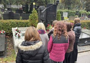 Uczniowie przy grobie patrona szkoły - Jana Machulskiego.