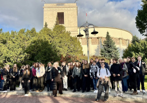 Uczniowie zwiedzają Warszawę.