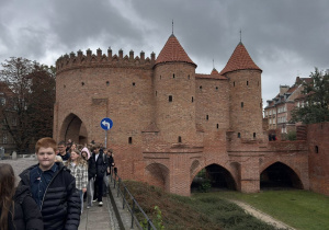 Uczniowie zwiedzają Warszawę.