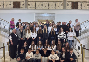 Pamiątkowe zdjęcie uczniów w sejmie.