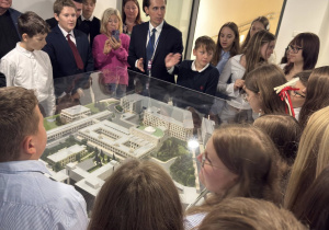 Uczniowie zwiedzają sejm.