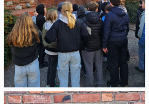 Uczniowie zwiedzają Warszawę.