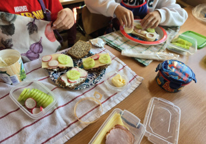 Uczniowie wykonują kanapki.