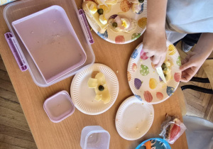 Uczniowie wykonują kanapki.