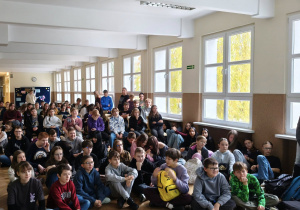 Uczniowie oglądają filmy edukacyjne.