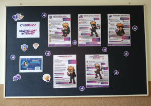 Tablica informacyjna o cyberprzemocy.