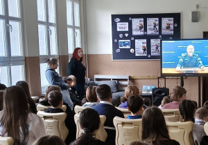 Nauczyciel prowadzi zajęcia o cyberprzemocy.