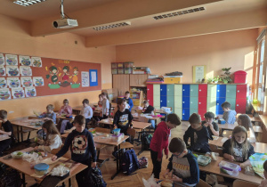 Uczniowie przygotowują zdrowe śniadanie.