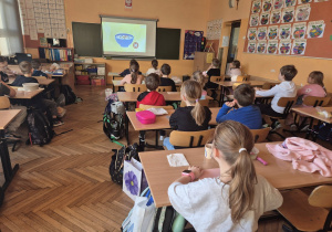 Uczniowie oglądają film edukacyjny o zdrowym żywieniu.