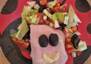 Kolorowa kanapka wykonana przez dziecko.